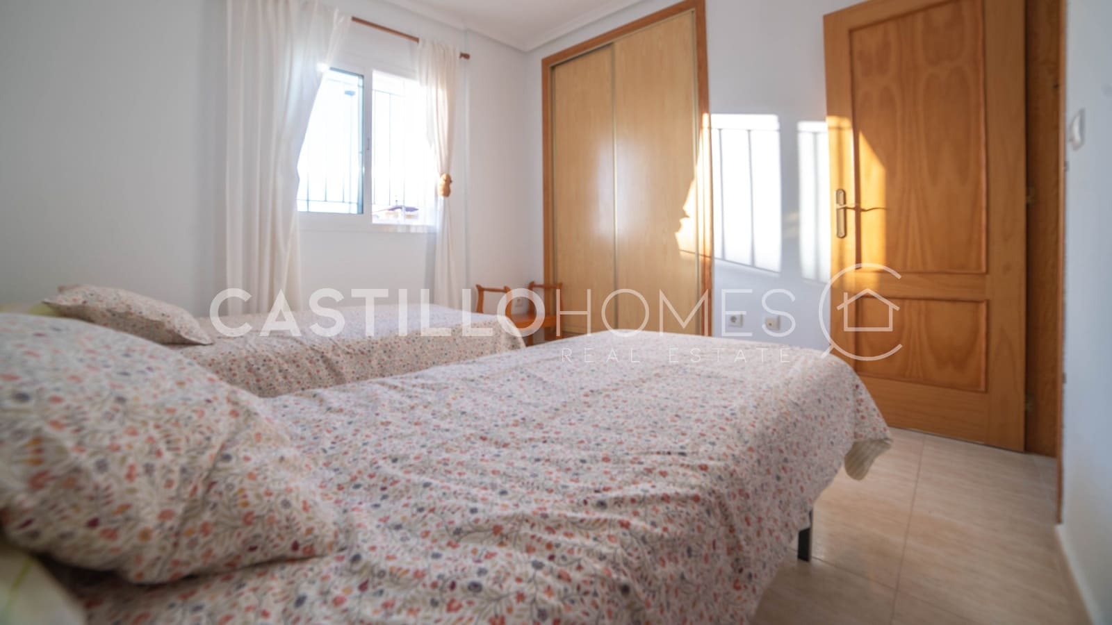 2 makuuhuone Omakotitalo myytävänä paikassa Orihuela Costa mukana uima-altaan - 265 000 € (Ref: 9475592)