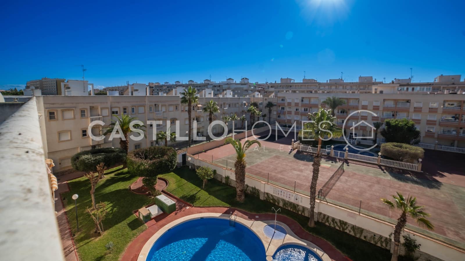 Apartamento de 2 habitaciones en Torrevieja en venta con piscina - 145.000 € (Ref: 9475609)