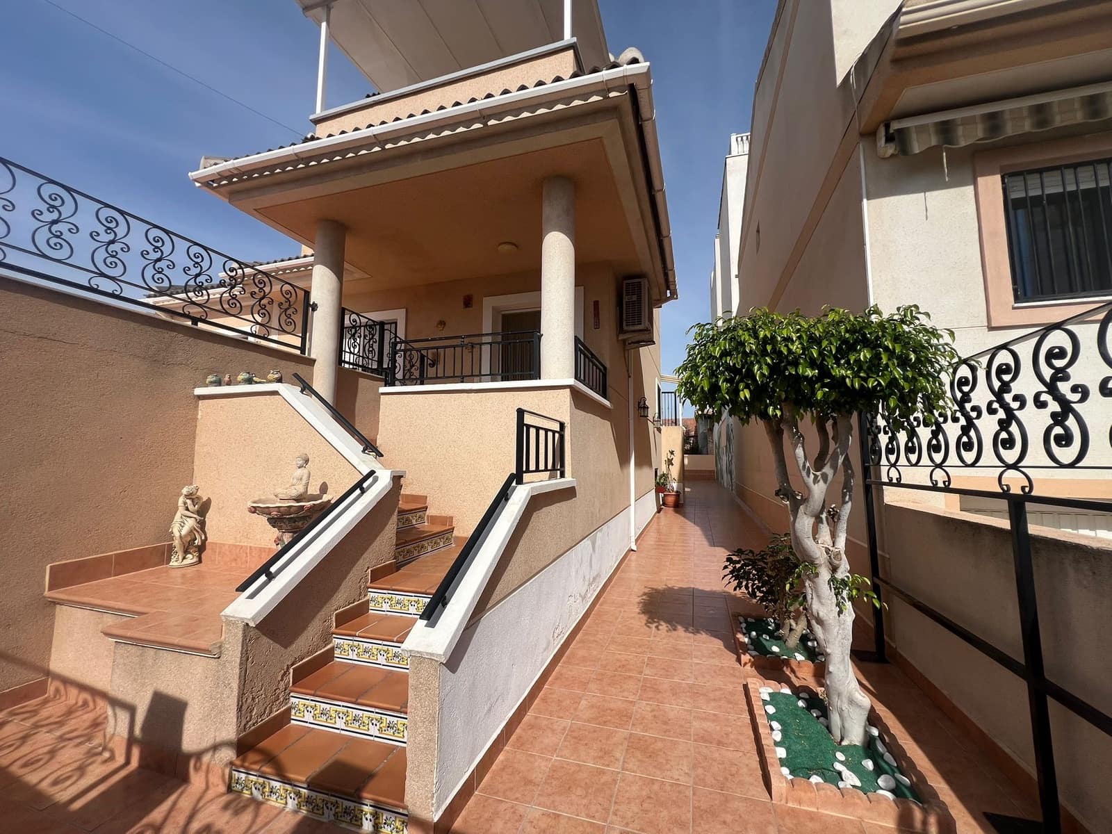 4 bedroom Villa for sale in Formentera del Segura with garage - € 388,000 (Ref: 9475643)