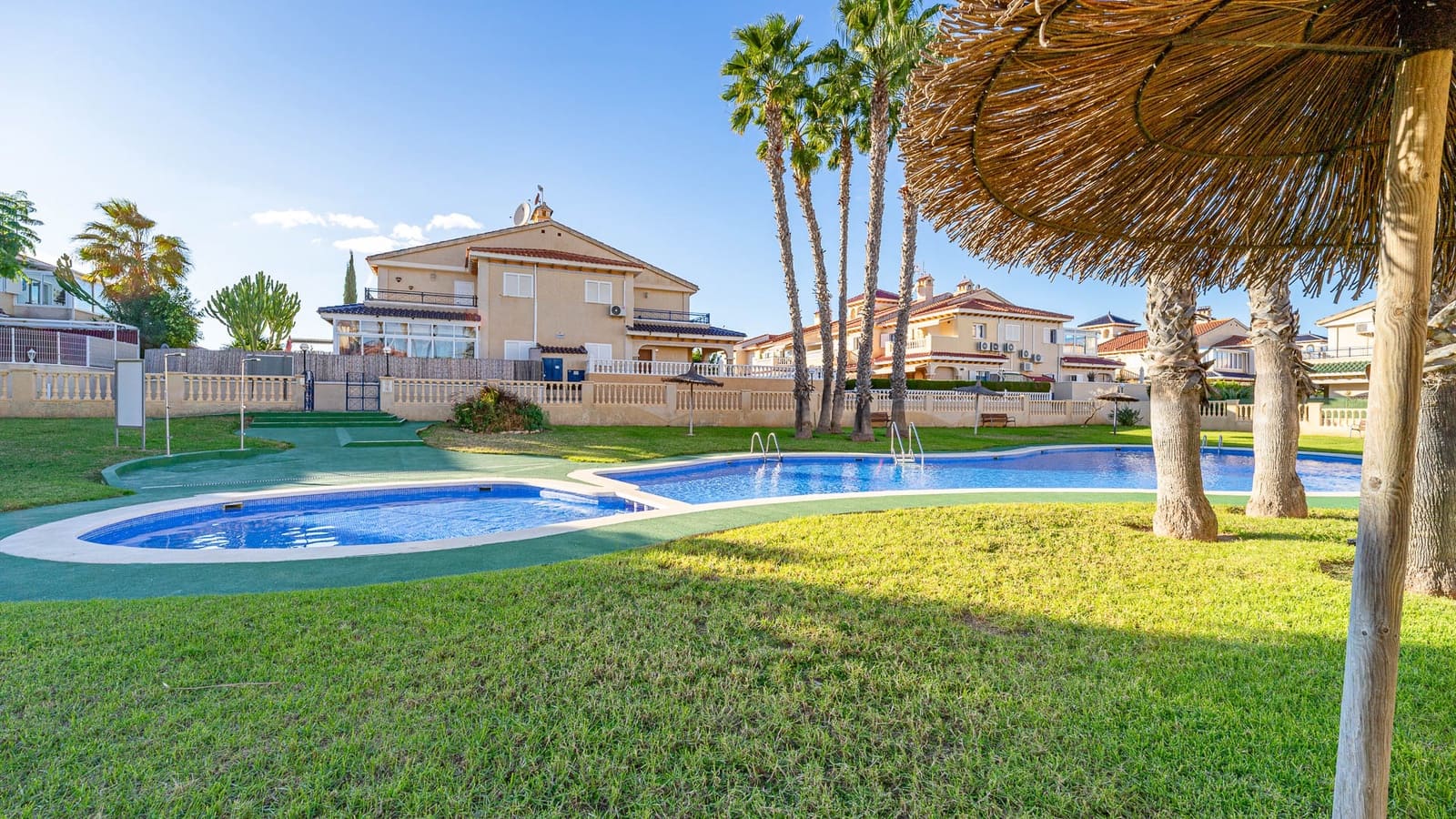 1 sypialnia Dom na sprzedaż w Orihuela Costa z basenem garażem - 170 000 € (Ref: 9503282)