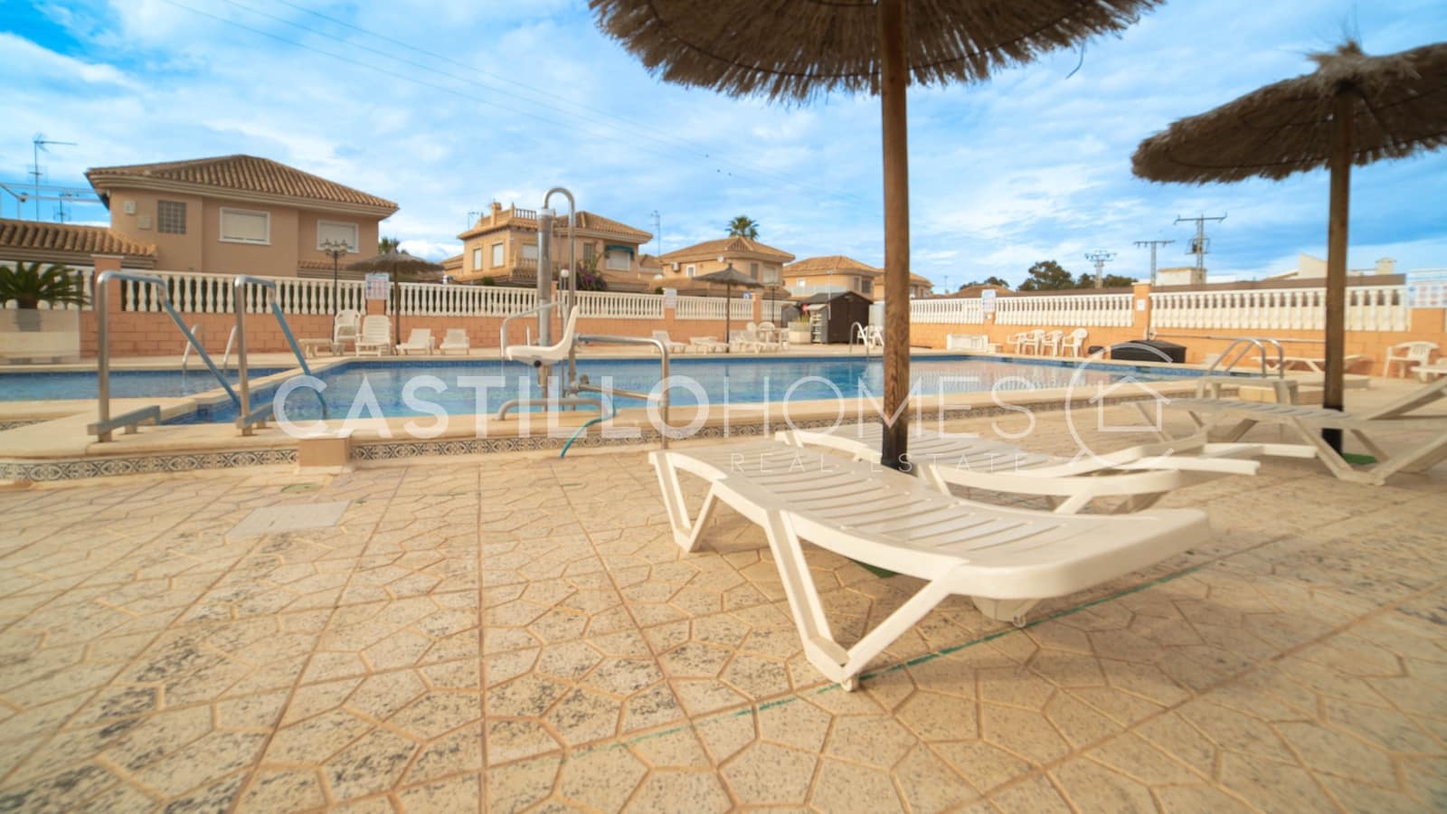 2 Zimmer Bungalow zu verkaufen in Torrevieja mit Pool - 132.000 € (Ref: 9534402)