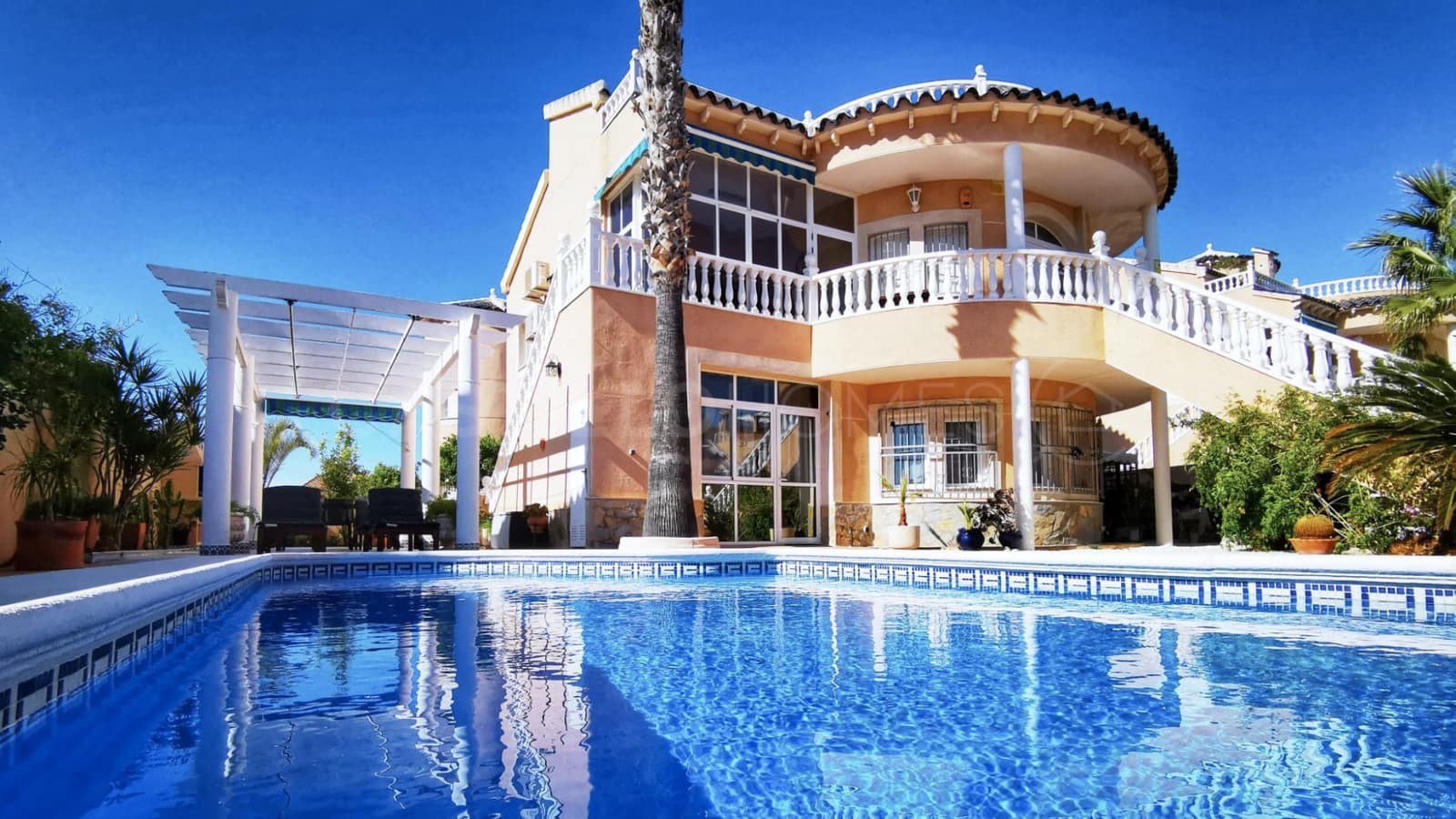 Chalet de 5 habitaciones en Orihuela Costa en venta con piscina - 450.000 € (Ref: 9534408)