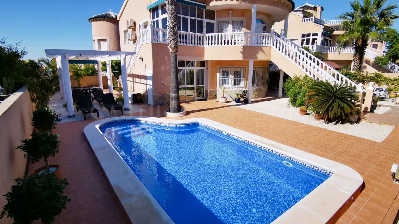 Chalet de 5 habitaciones en Orihuela Costa en venta con piscina - 450.000 € (Ref: 9534408)