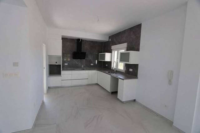 Chalet de 3 habitaciones en Pinoso en venta con piscina - 332.000 € (Ref: 9565661)