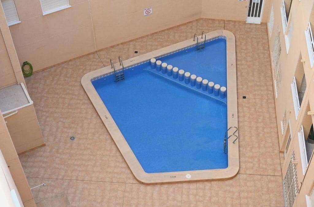 2 quarto Penthouse para venda em Torrevieja com piscina - 119 000 € (Ref: 9569458)