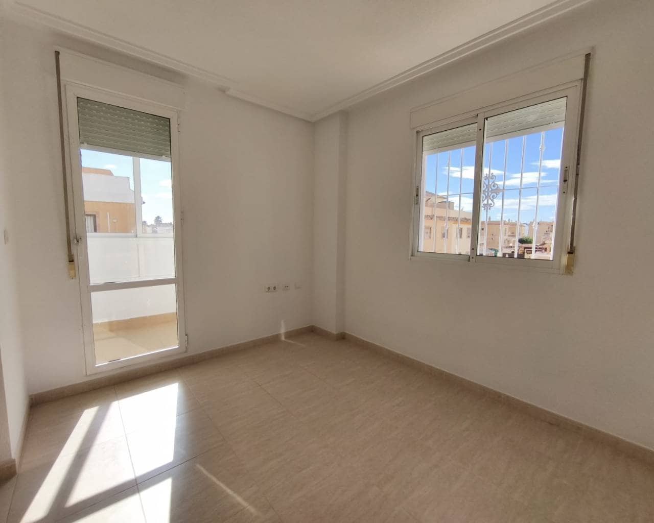 3 sypialnia Willa na sprzedaż w Ciudad Quesada z basenem garażem - 289 000 € (Ref: 9569459)