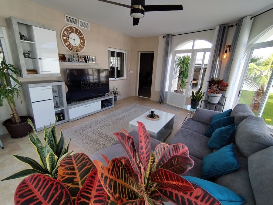 5 sypialnia Willa na sprzedaż w Torrevieja z basenem - 780 000 € (Ref: 9585141)