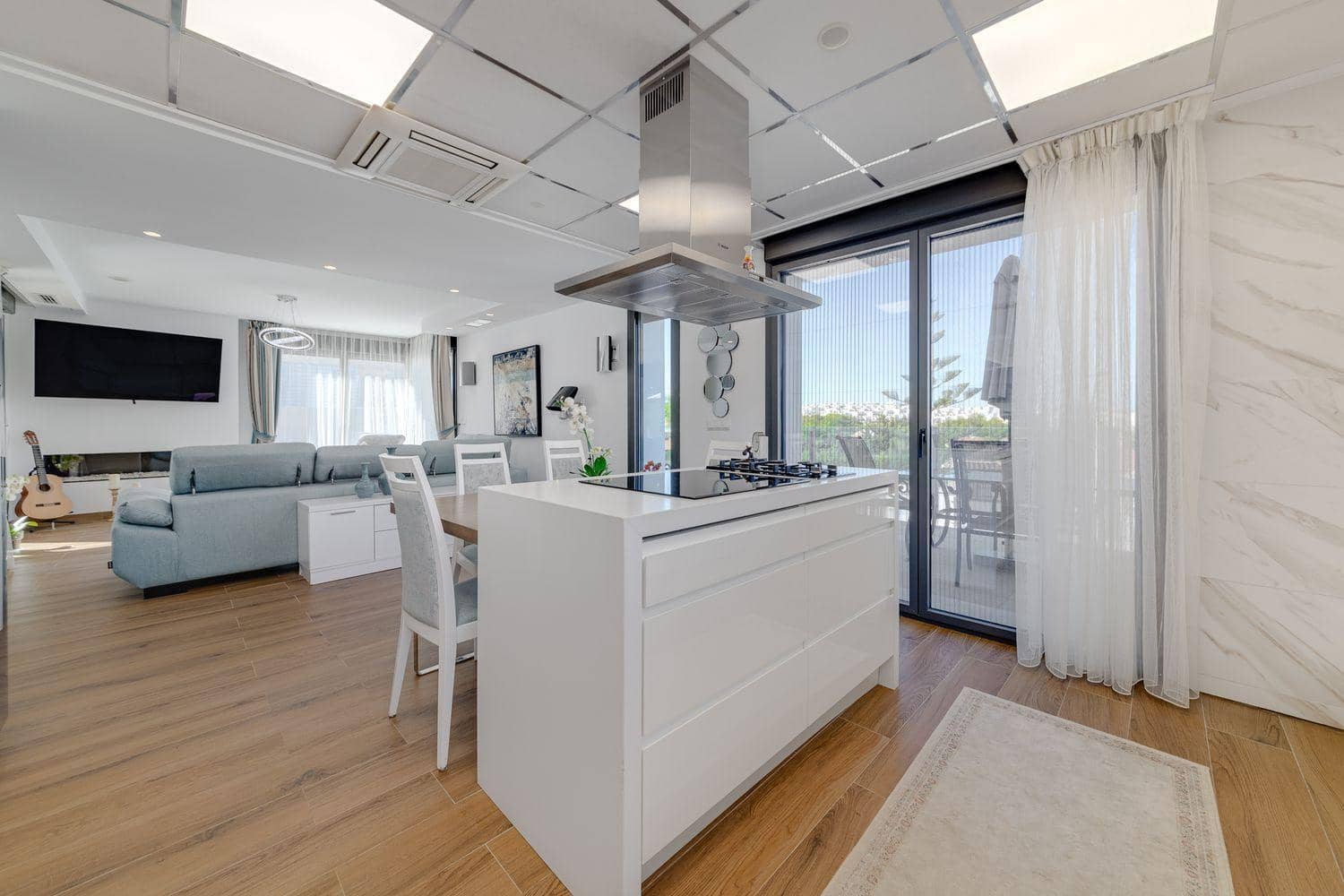 3 sypialnia Willa na sprzedaż w Torrevieja z basenem garażem - 1 250 000 € (Ref: 9586780)