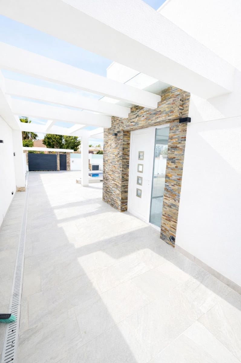 3 soverom Villa til salgs i Torrevieja med svømmebasseng - € 499 000 (Ref: 9608324)