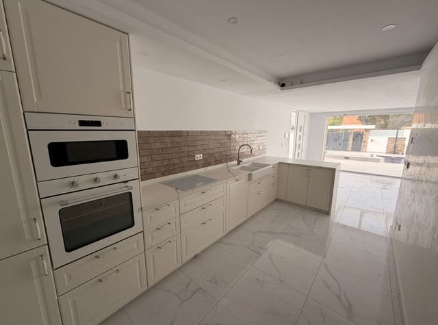 3 soverom Villa til salgs i Torrevieja med svømmebasseng - € 499 000 (Ref: 9608324)