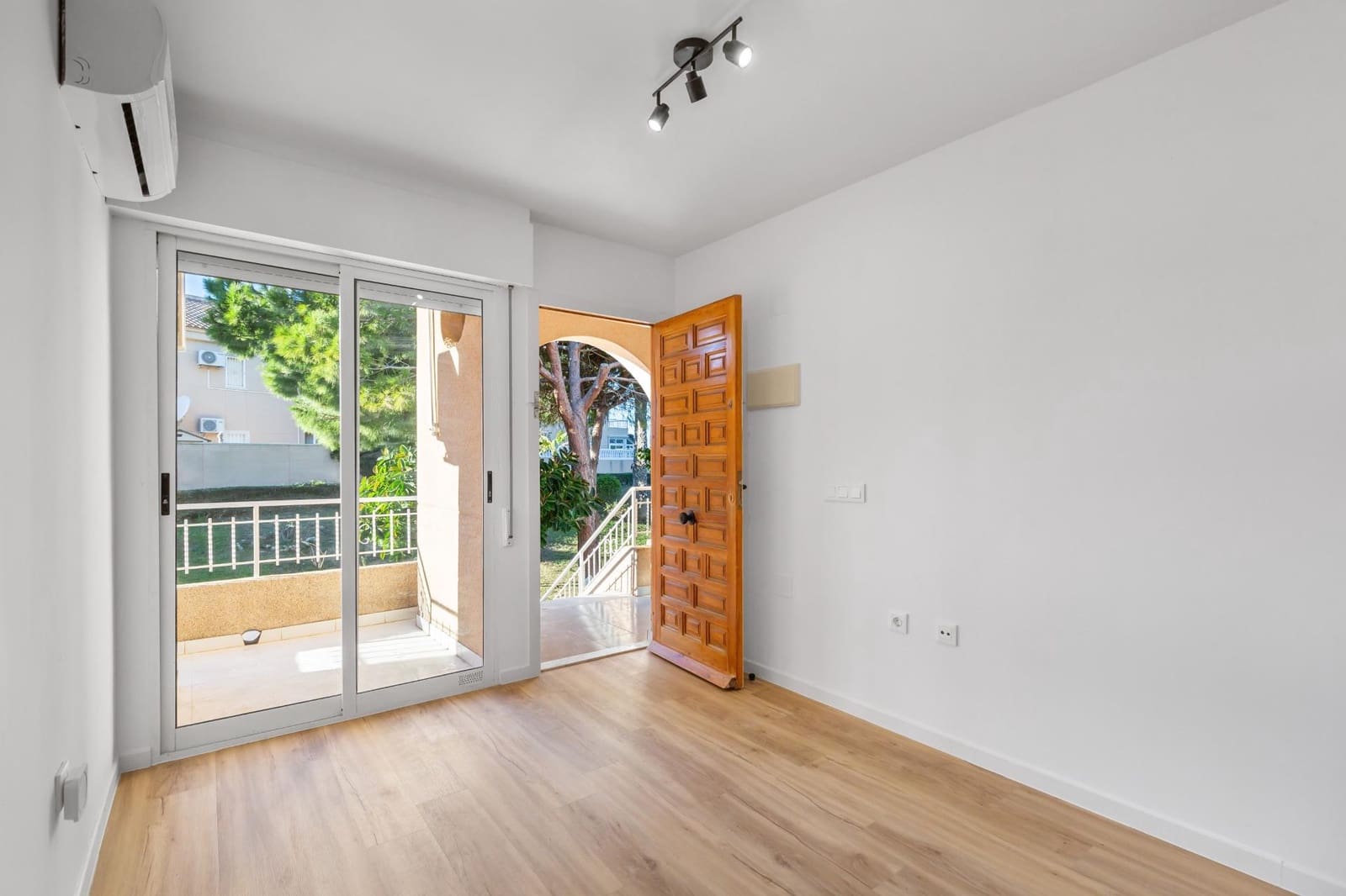 Apartamento de 2 habitaciones en Torrevieja en venta con piscina - 149.990 € (Ref: 9619814)