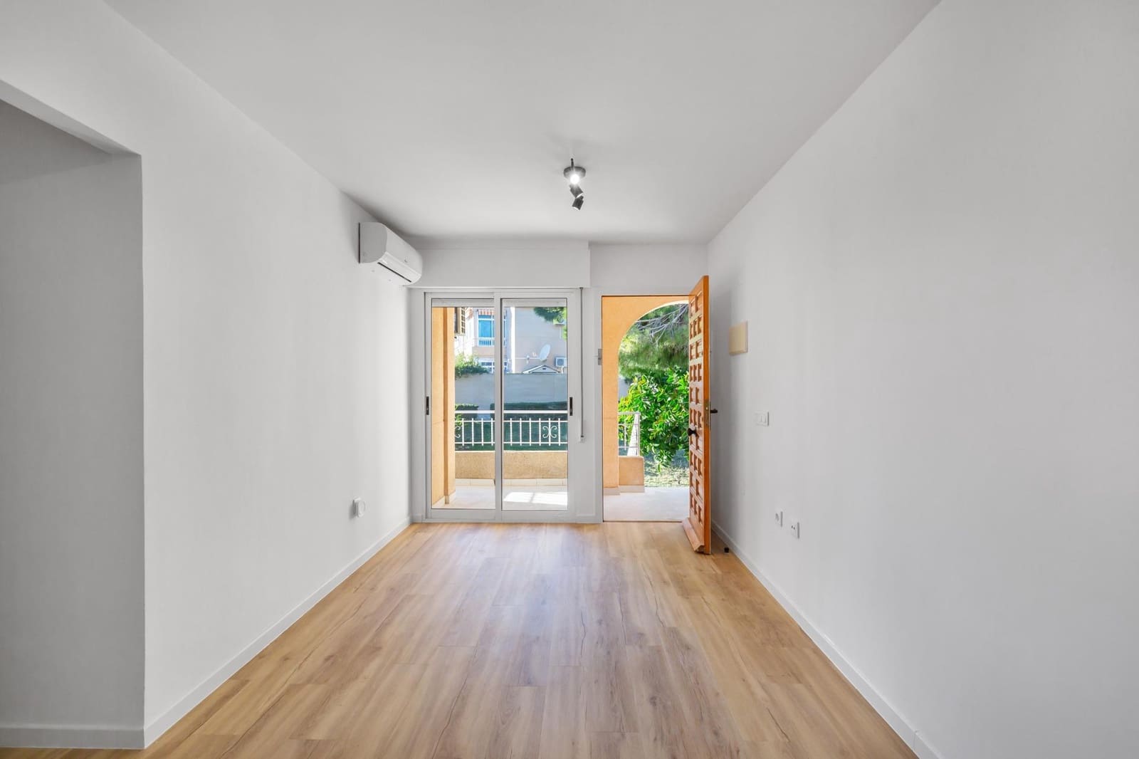 Apartamento de 2 habitaciones en Torrevieja en venta con piscina - 149.990 € (Ref: 9619814)