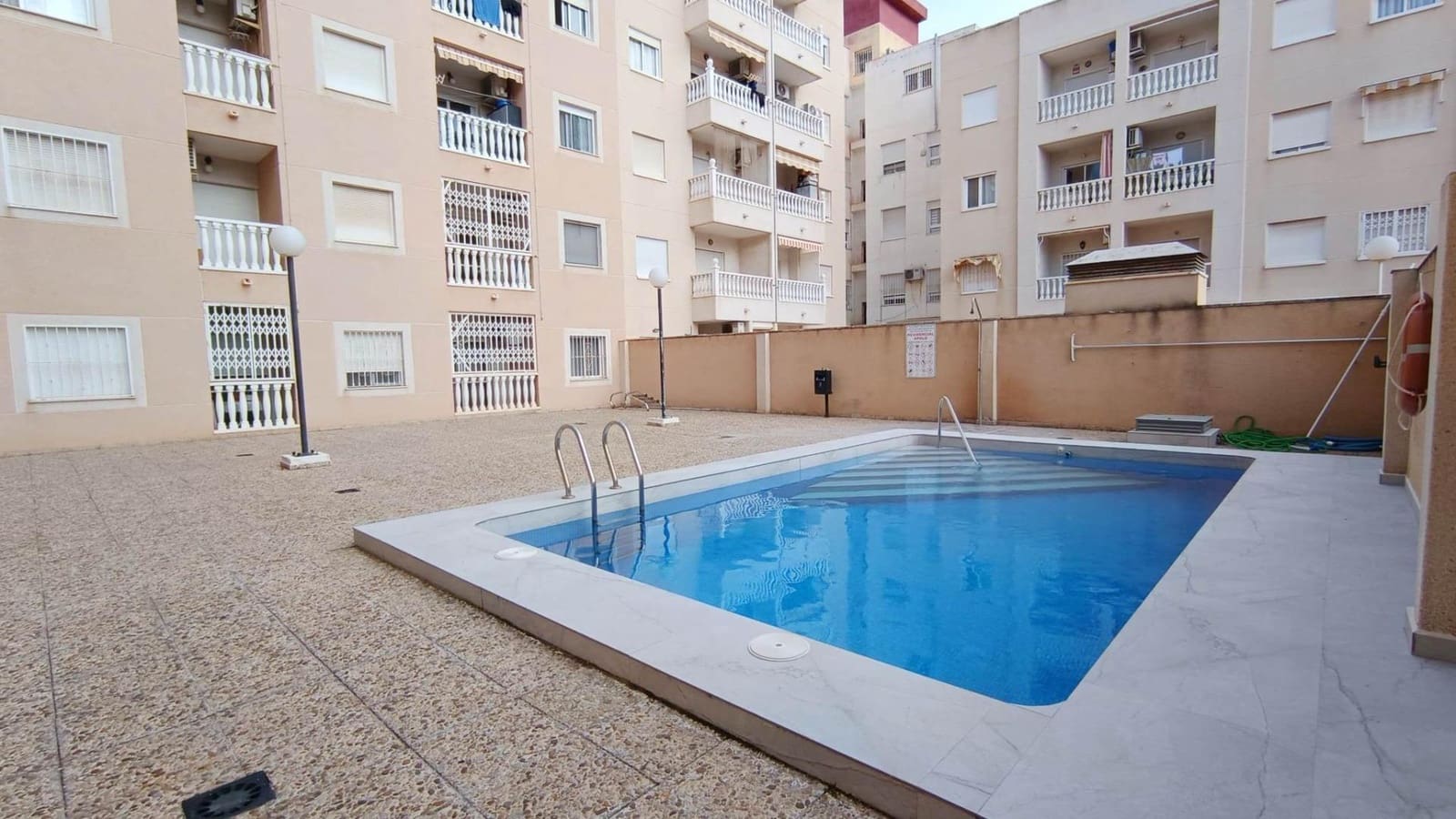 2 makuuhuone Huoneisto myytävänä paikassa Torrevieja mukana uima-altaan - 129 900 € (Ref: 9634761)