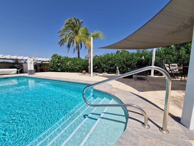 Chalet de 4 habitaciones en San Fulgencio en venta con piscina - 549.000 € (Ref: 9642440)