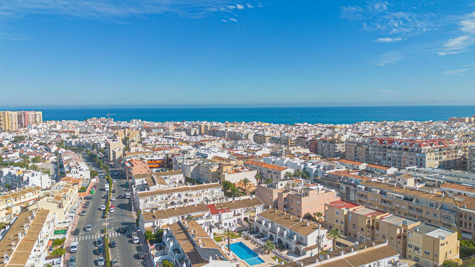 2 quarto Moradia em Banda para venda em Torrevieja com piscina - 150 000 € (Ref: 9645592)