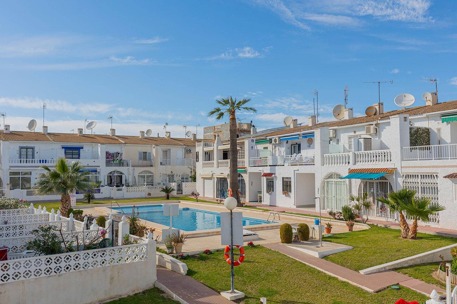 2 slaapkamer Rijtjeshuis te koop in Torrevieja met zwembad - € 150.000 (Ref: 9653209)