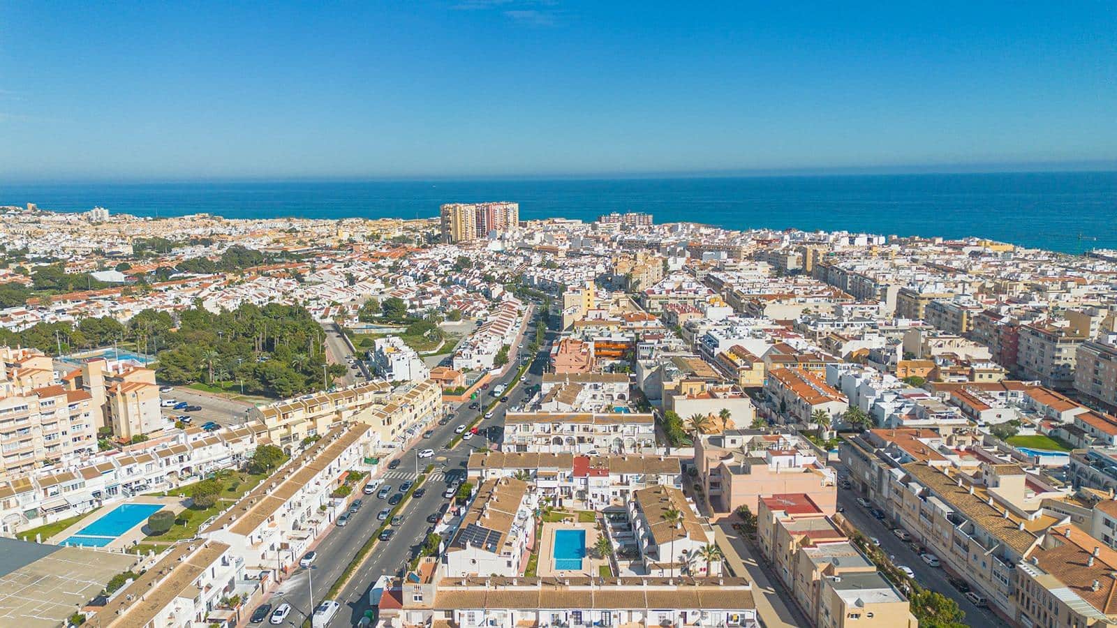 2 slaapkamer Rijtjeshuis te koop in Torrevieja met zwembad - € 150.000 (Ref: 9653209)