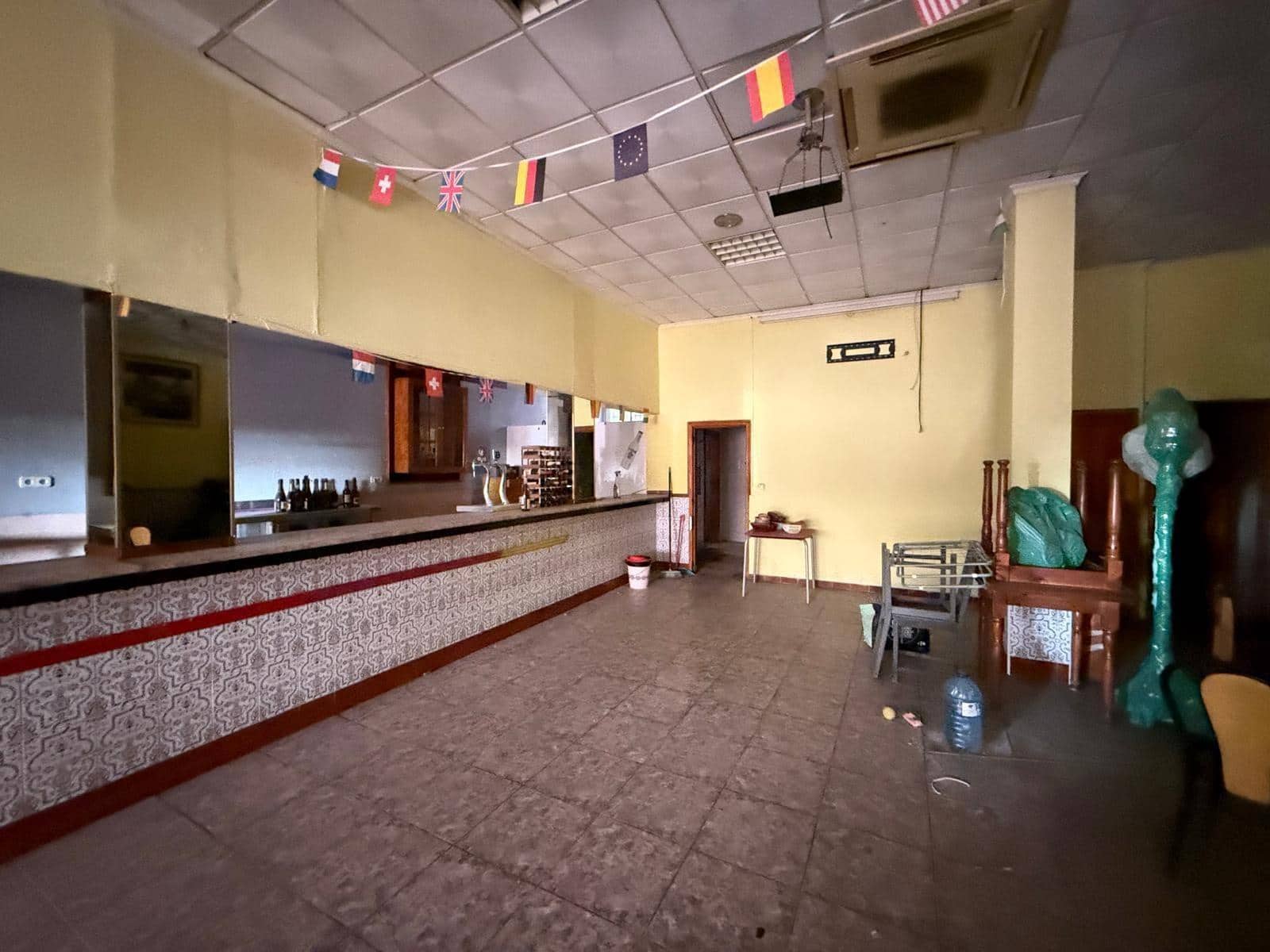 Commercial for sale in Torrevieja - € 129,900 (Ref: 9659765)