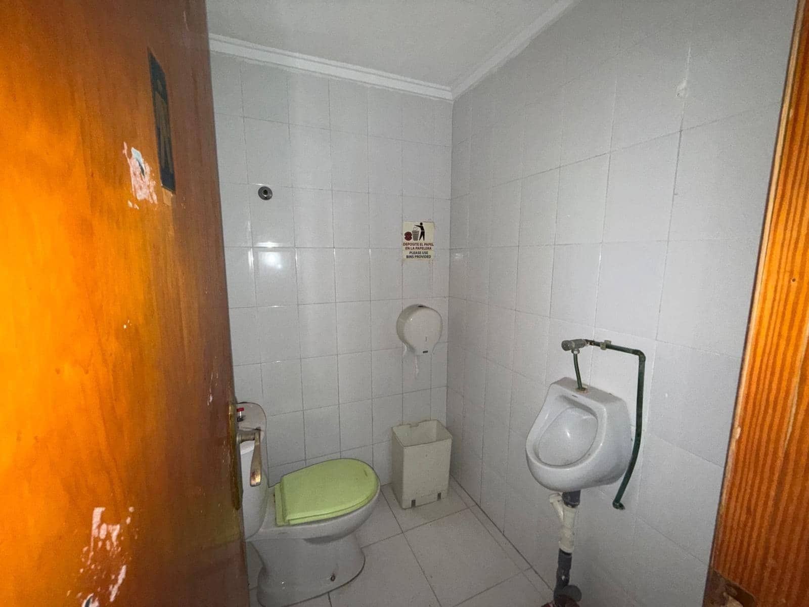 Commercial for sale in Torrevieja - € 129,900 (Ref: 9659765)