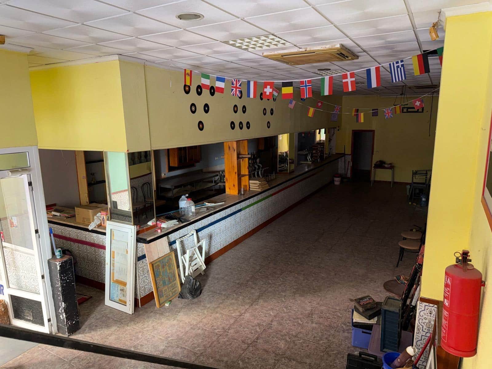 Commercial for sale in Torrevieja - € 129,900 (Ref: 9659765)