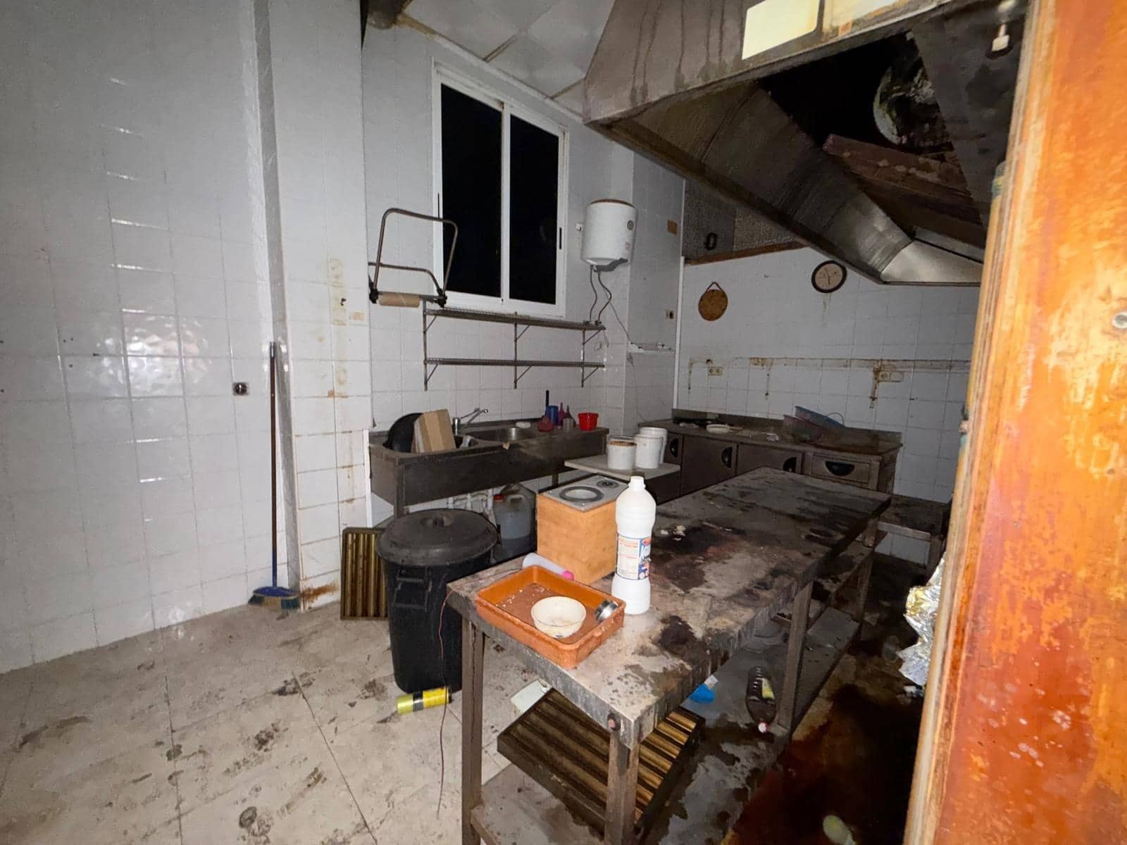 Commercial for sale in Torrevieja - € 129,900 (Ref: 9659765)