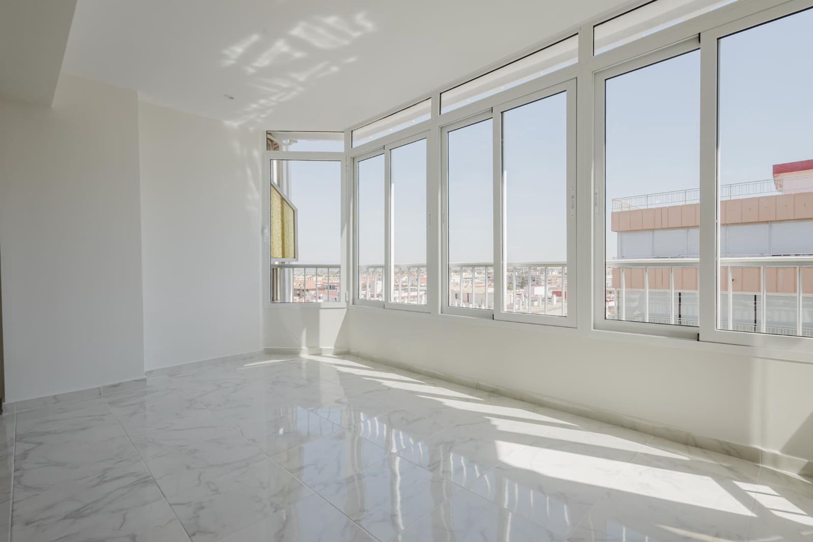 Apartamento de 3 habitaciones en Torrevieja en venta con piscina - 249.000 € (Ref: 9681399)