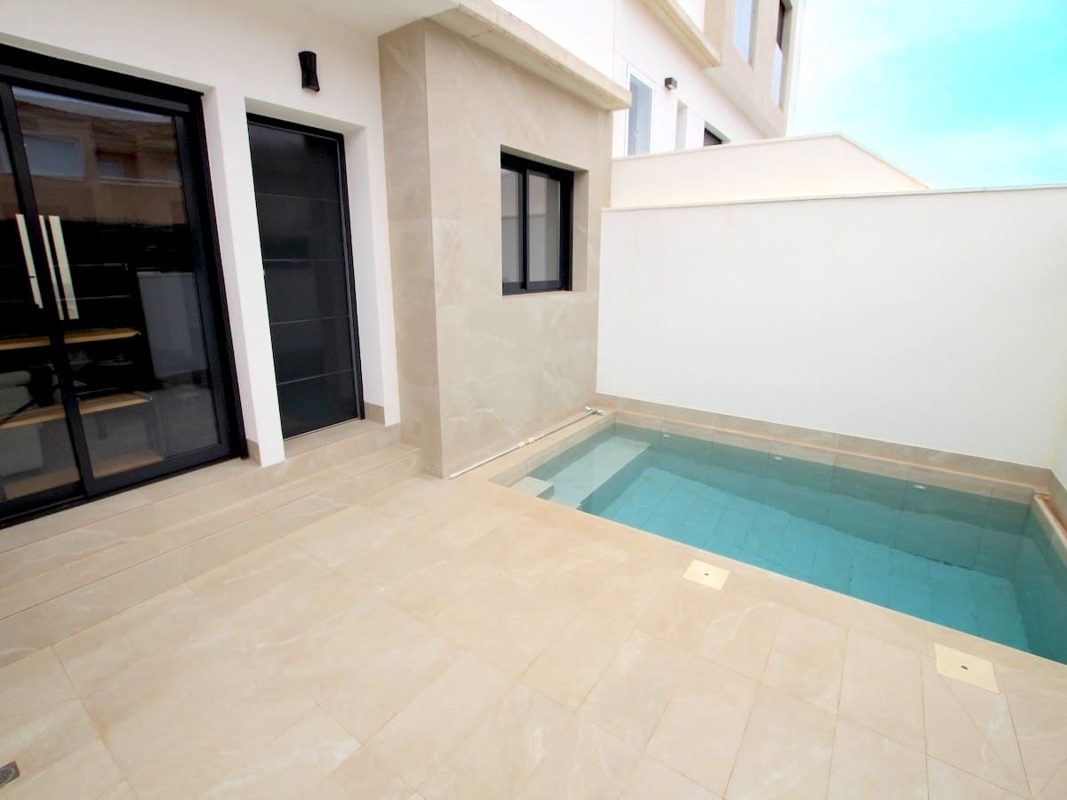 Chalet de 3 habitaciones en Pilar de la Horadada en venta con piscina - 345.000 € (Ref: 9681413)