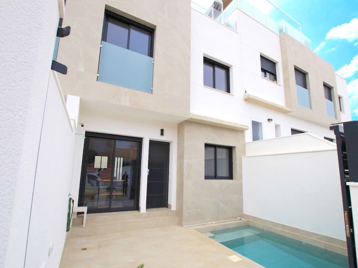 Chalet de 3 habitaciones en Pilar de la Horadada en venta con piscina - 345.000 € (Ref: 9681413)