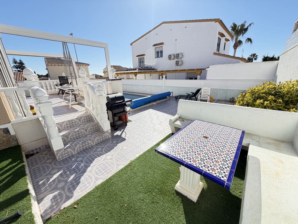 3 bedroom Villa for sale in Villamartin with pool - € 399,000 (Ref: 9691312)