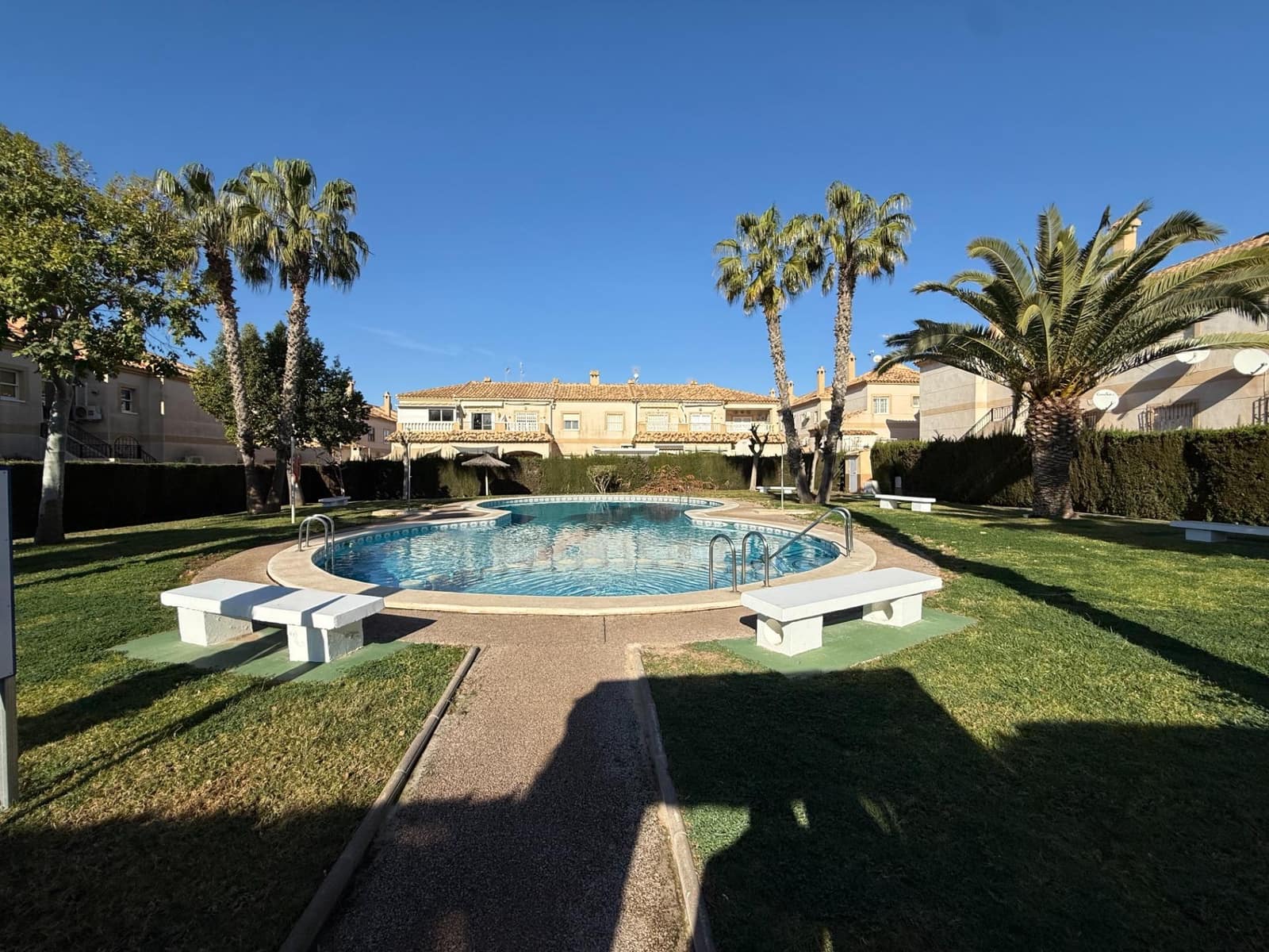 Bungalow de 2 habitaciones en Torrevieja en venta con piscina - 127.000 € (Ref: 9691320)