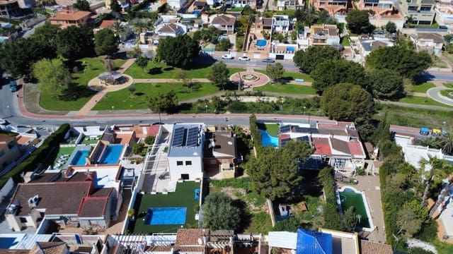 4 Zimmer Villa zu verkaufen in Torrevieja - 289.000 € (Ref: 9713232)
