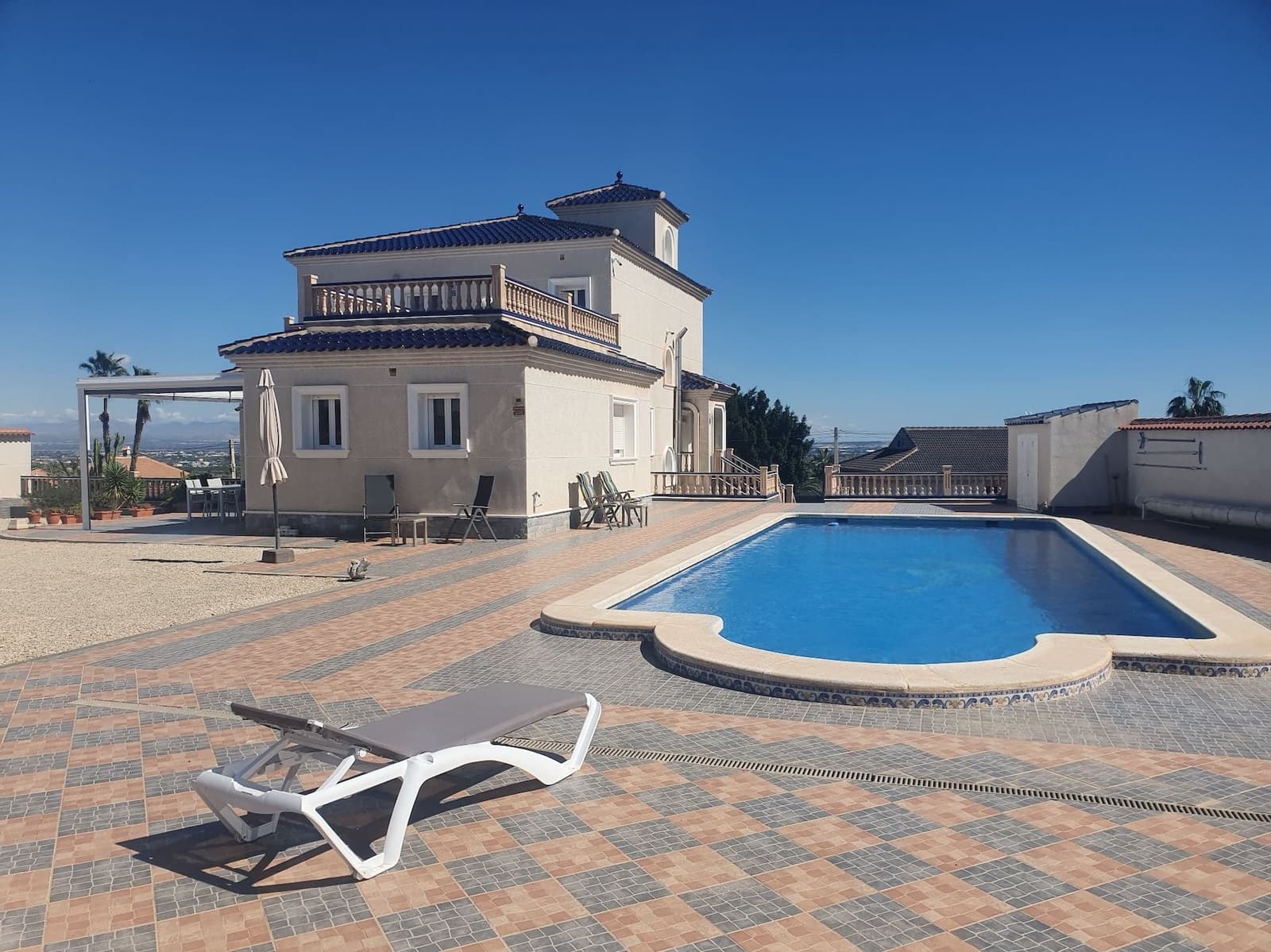4 bedroom Villa for sale in Algorfa with pool garage - € 495,000 (Ref: 9719945)