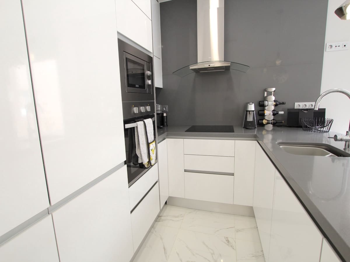 Chalet de 3 habitaciones en Villamartin en venta con piscina - 365.000 € (Ref: 9735872)