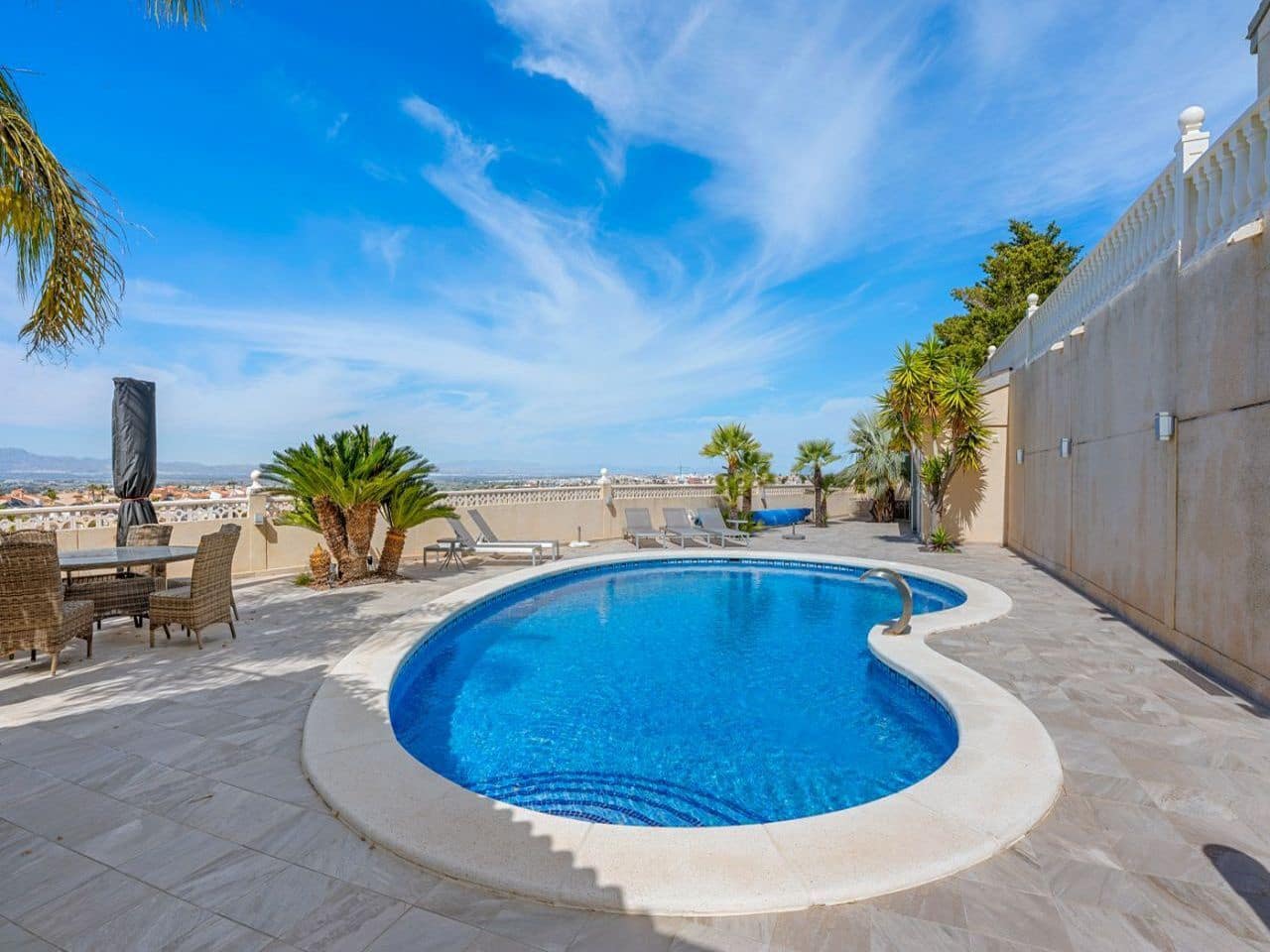 4 bedroom Villa for sale in Rojales with pool garage - € 599,000 (Ref: 9756317)