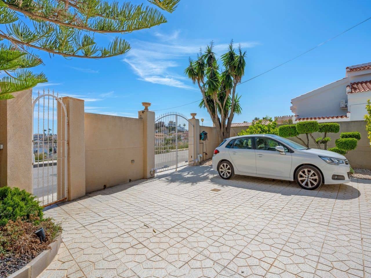 4 bedroom Villa for sale in Rojales with pool garage - € 599,000 (Ref: 9756317)