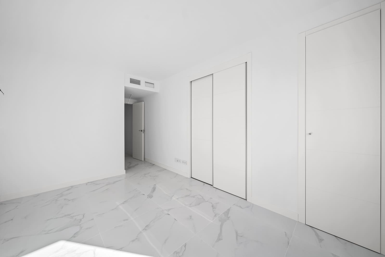 Apartamento de 3 habitaciones en Torrevieja en venta con piscina garaje - 599.000 € (Ref: 9783874)