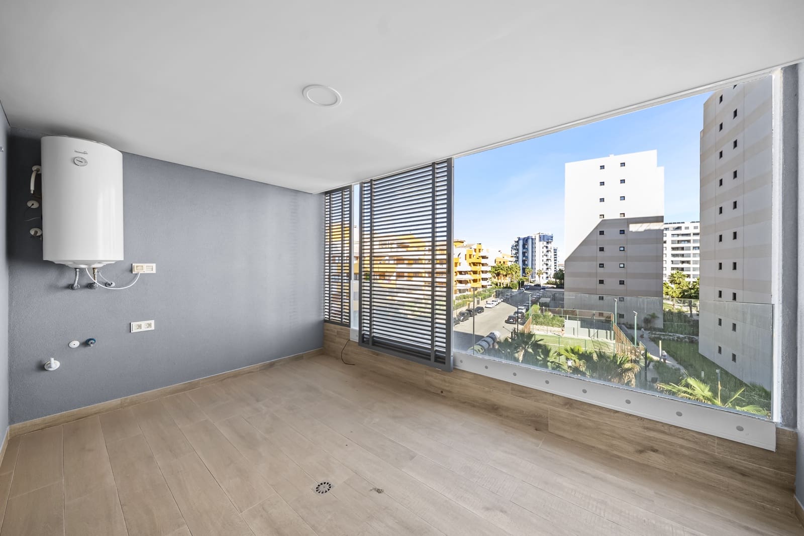 Apartamento de 3 habitaciones en Torrevieja en venta con piscina garaje - 599.000 € (Ref: 9783874)