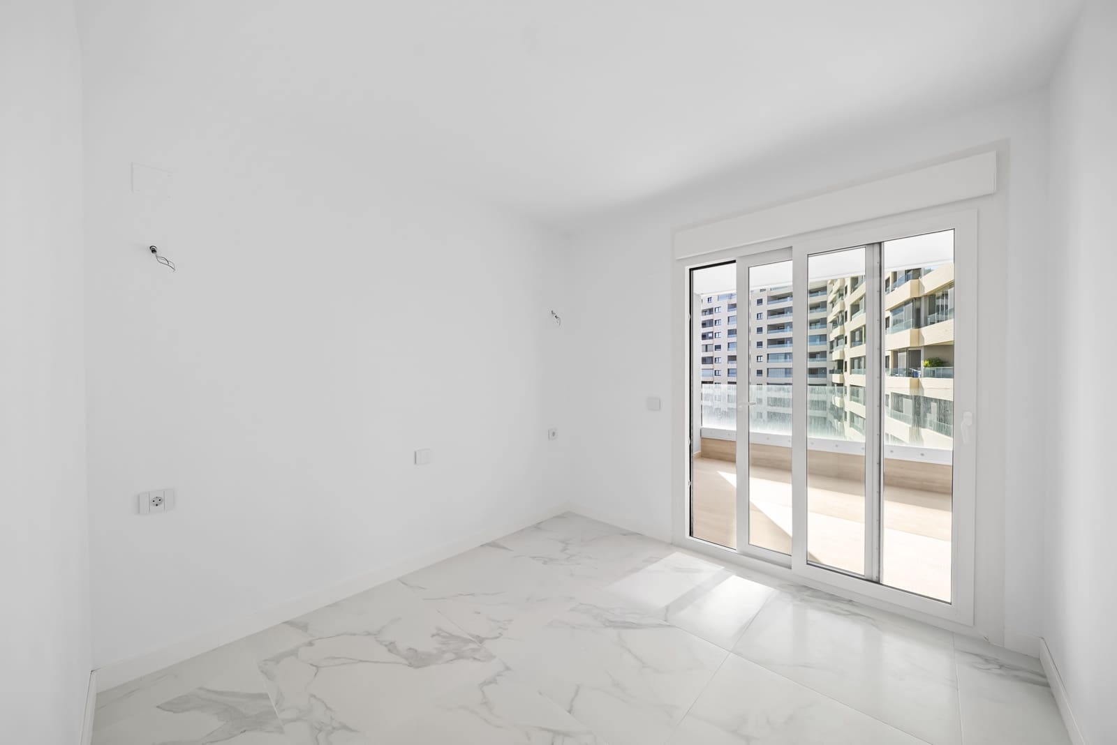 Apartamento de 3 habitaciones en Torrevieja en venta con piscina garaje - 599.000 € (Ref: 9783874)