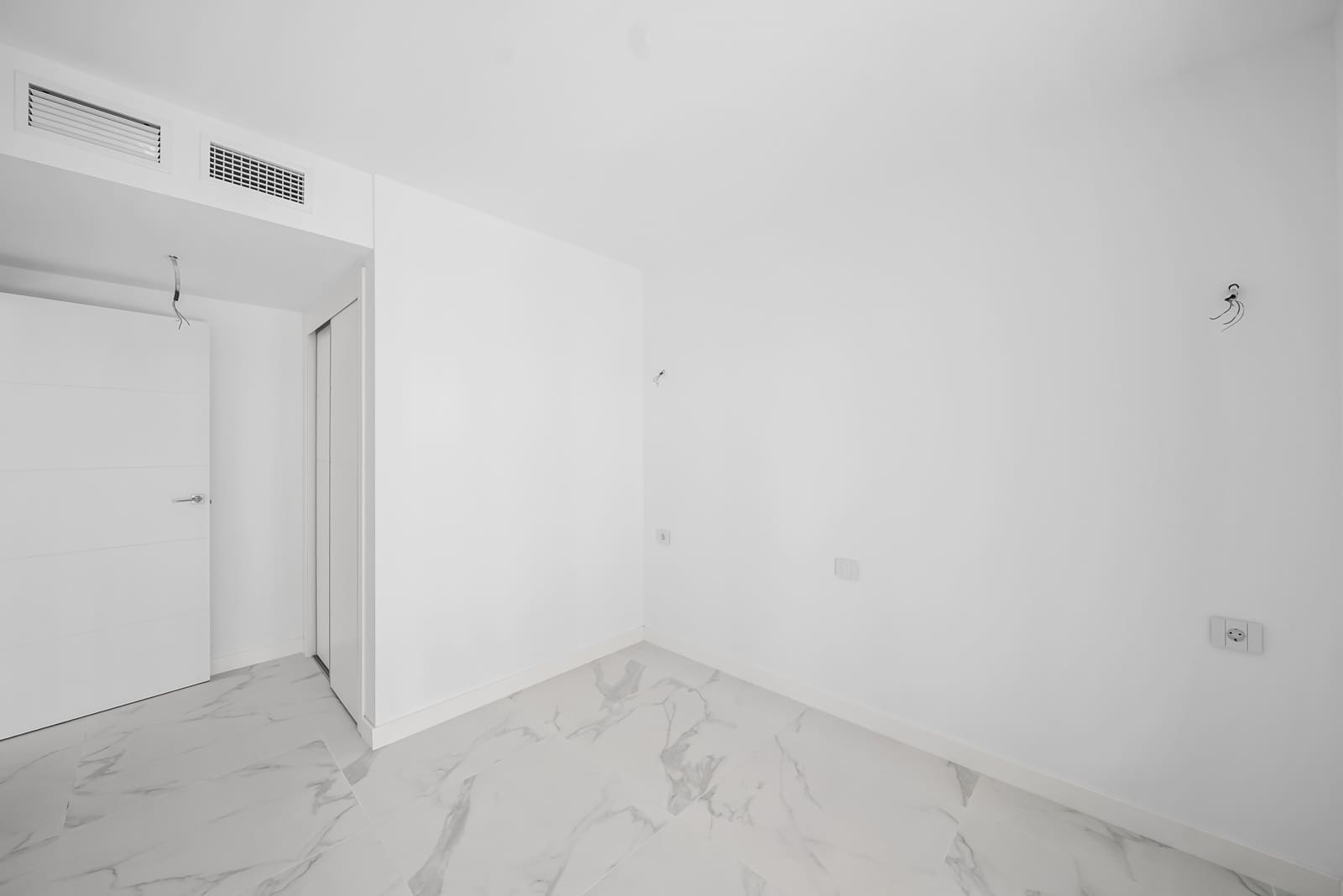 Apartamento de 3 habitaciones en Torrevieja en venta con piscina garaje - 599.000 € (Ref: 9783874)