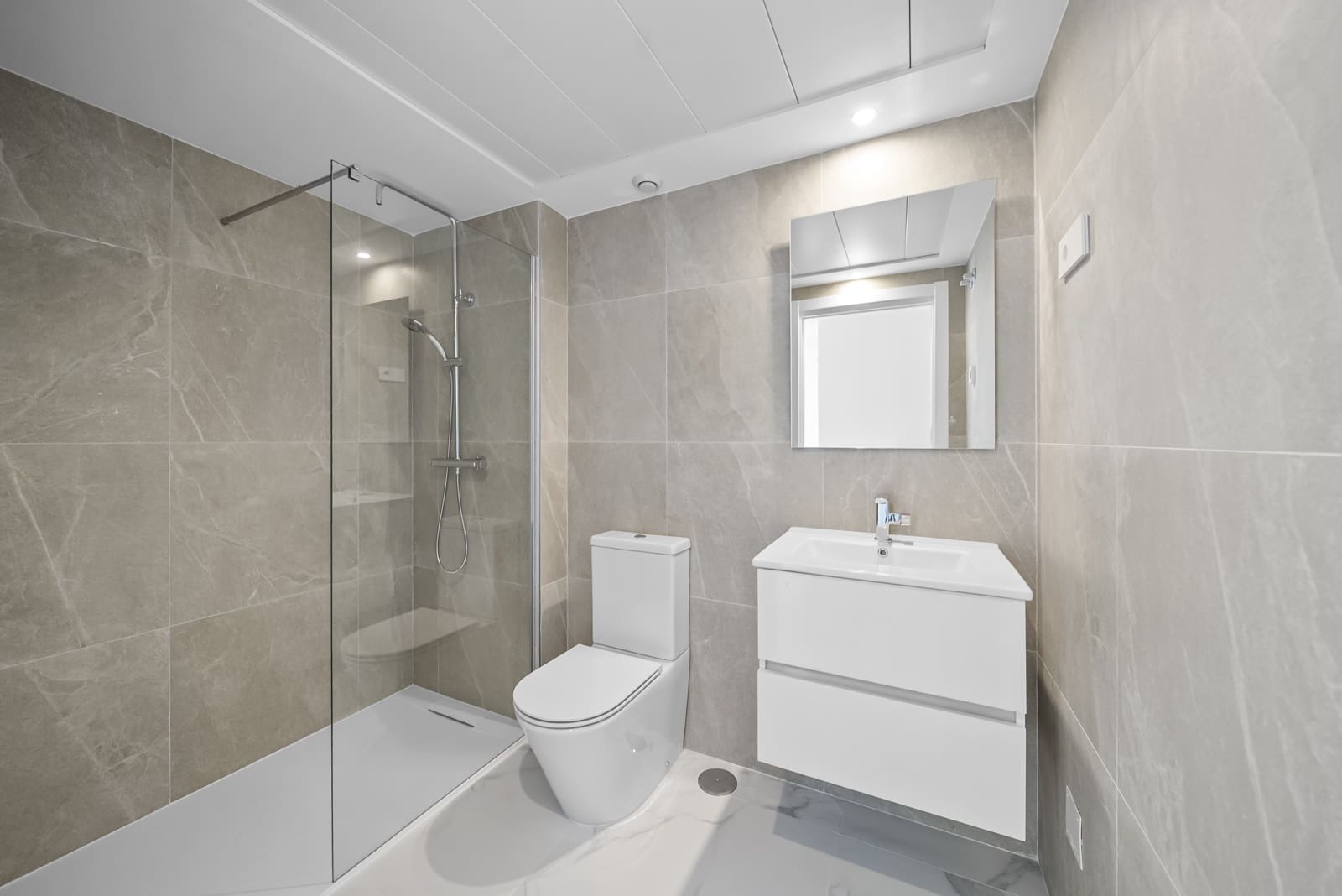 Apartamento de 3 habitaciones en Torrevieja en venta con piscina garaje - 599.000 € (Ref: 9783874)