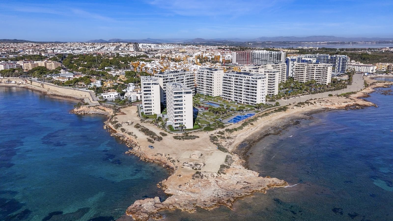 Apartamento de 3 habitaciones en Torrevieja en venta con piscina garaje - 599.000 € (Ref: 9783874)