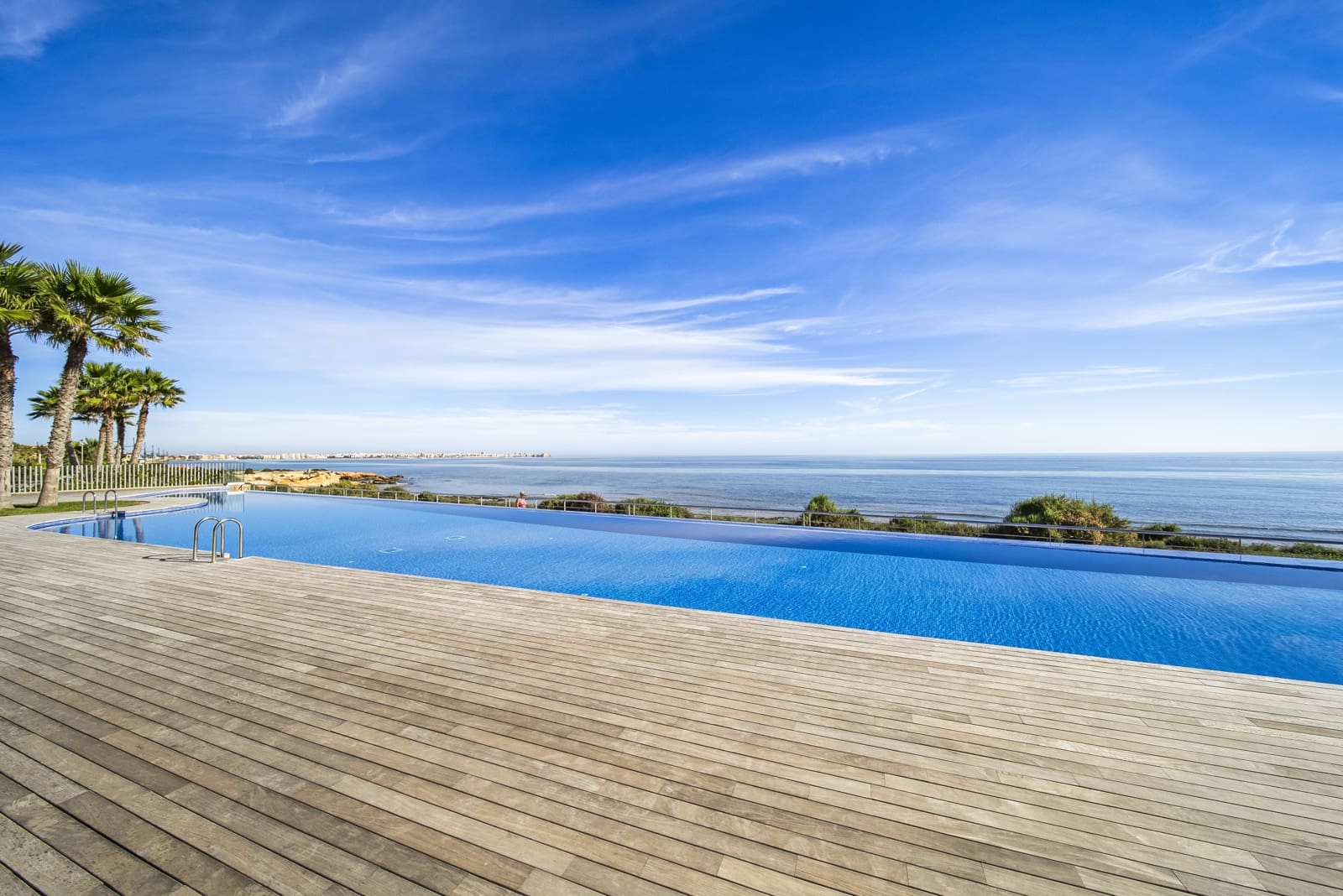 Apartamento de 3 habitaciones en Torrevieja en venta con piscina garaje - 599.000 € (Ref: 9783874)