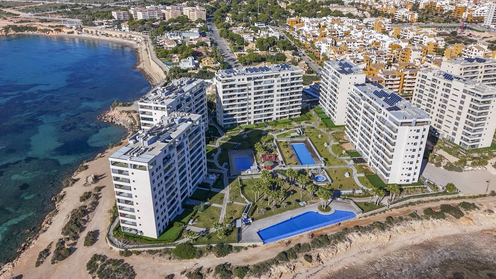 Apartamento de 3 habitaciones en Torrevieja en venta con piscina garaje - 599.000 € (Ref: 9783874)