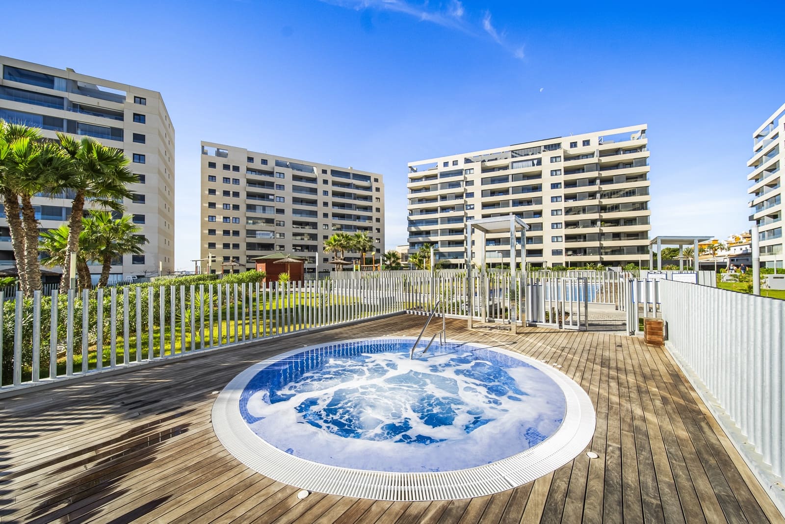 Apartamento de 3 habitaciones en Torrevieja en venta con piscina garaje - 599.000 € (Ref: 9783874)