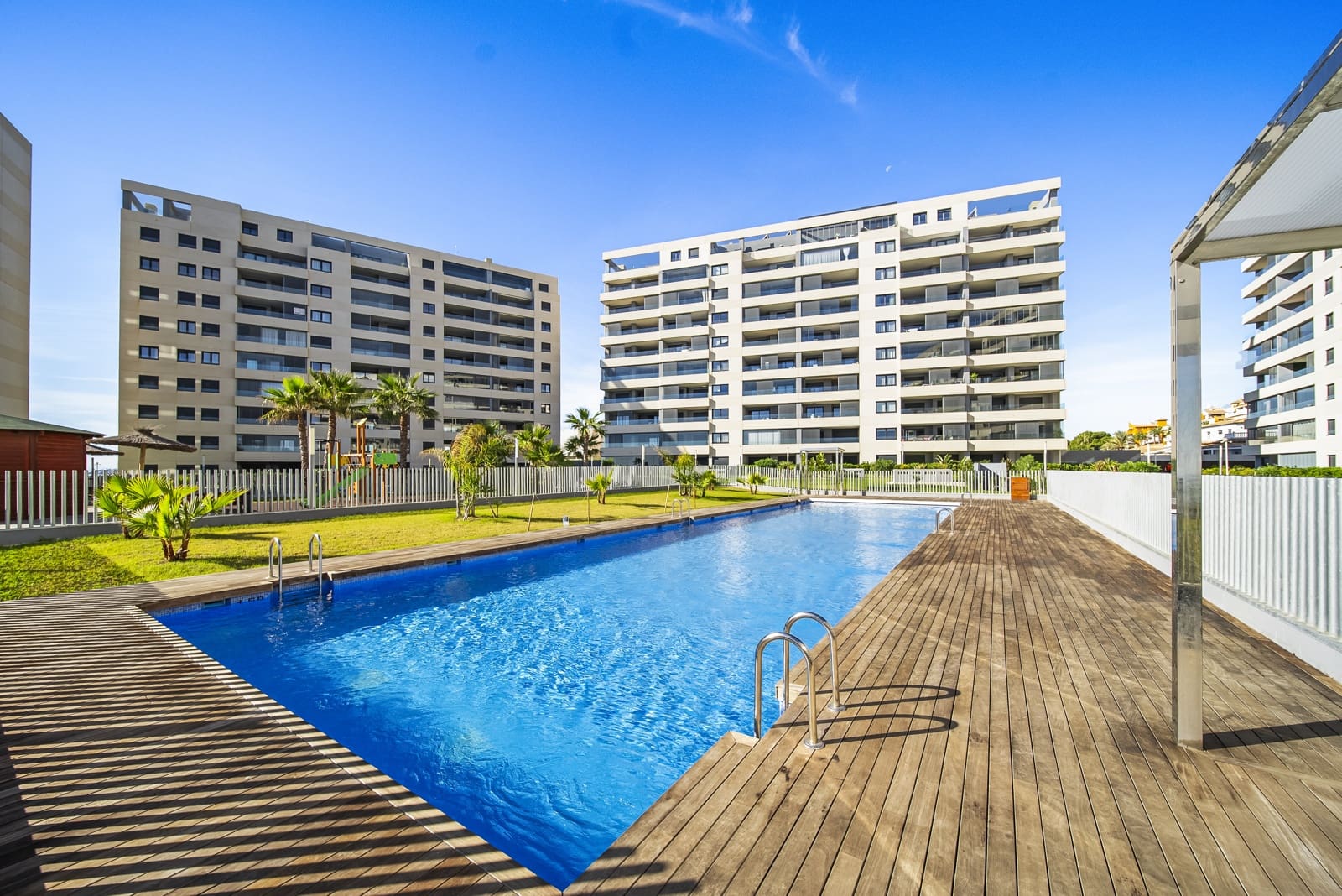 Apartamento de 3 habitaciones en Torrevieja en venta con piscina garaje - 599.000 € (Ref: 9783874)