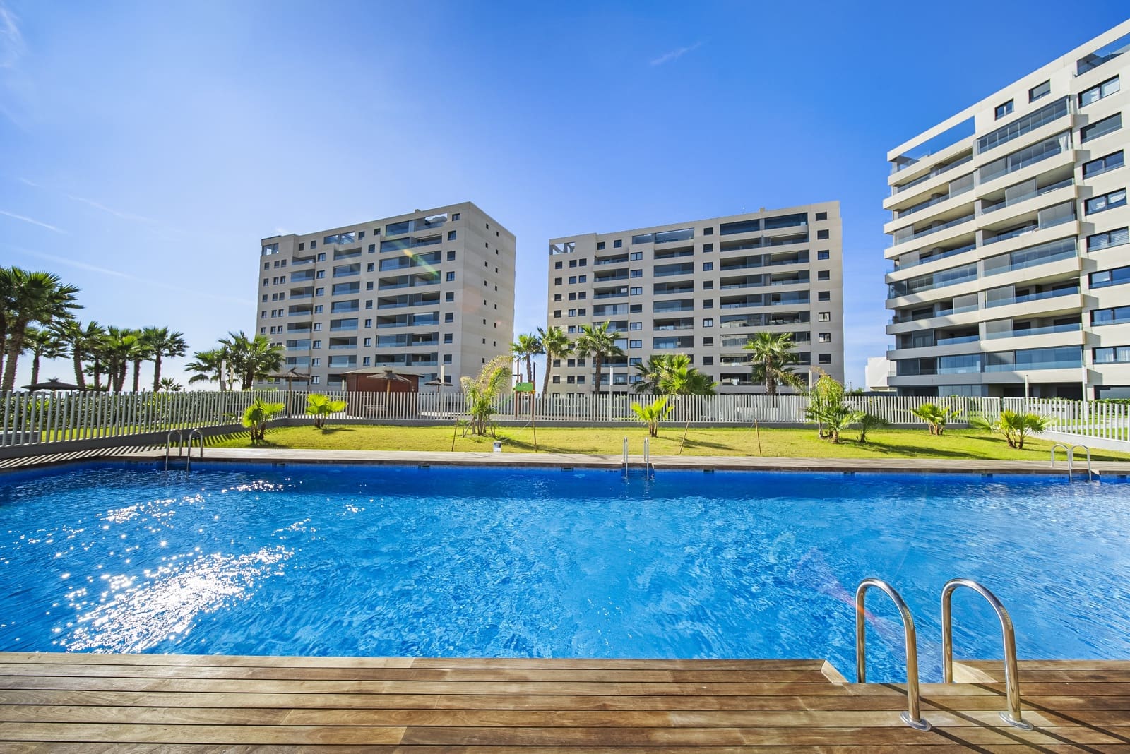 Apartamento de 3 habitaciones en Torrevieja en venta con piscina garaje - 599.000 € (Ref: 9783874)