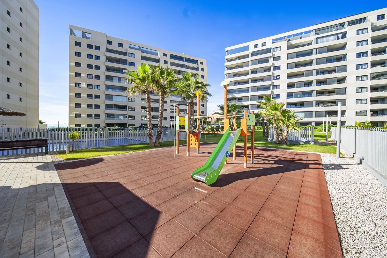 Apartamento de 3 habitaciones en Torrevieja en venta con piscina garaje - 599.000 € (Ref: 9783874)