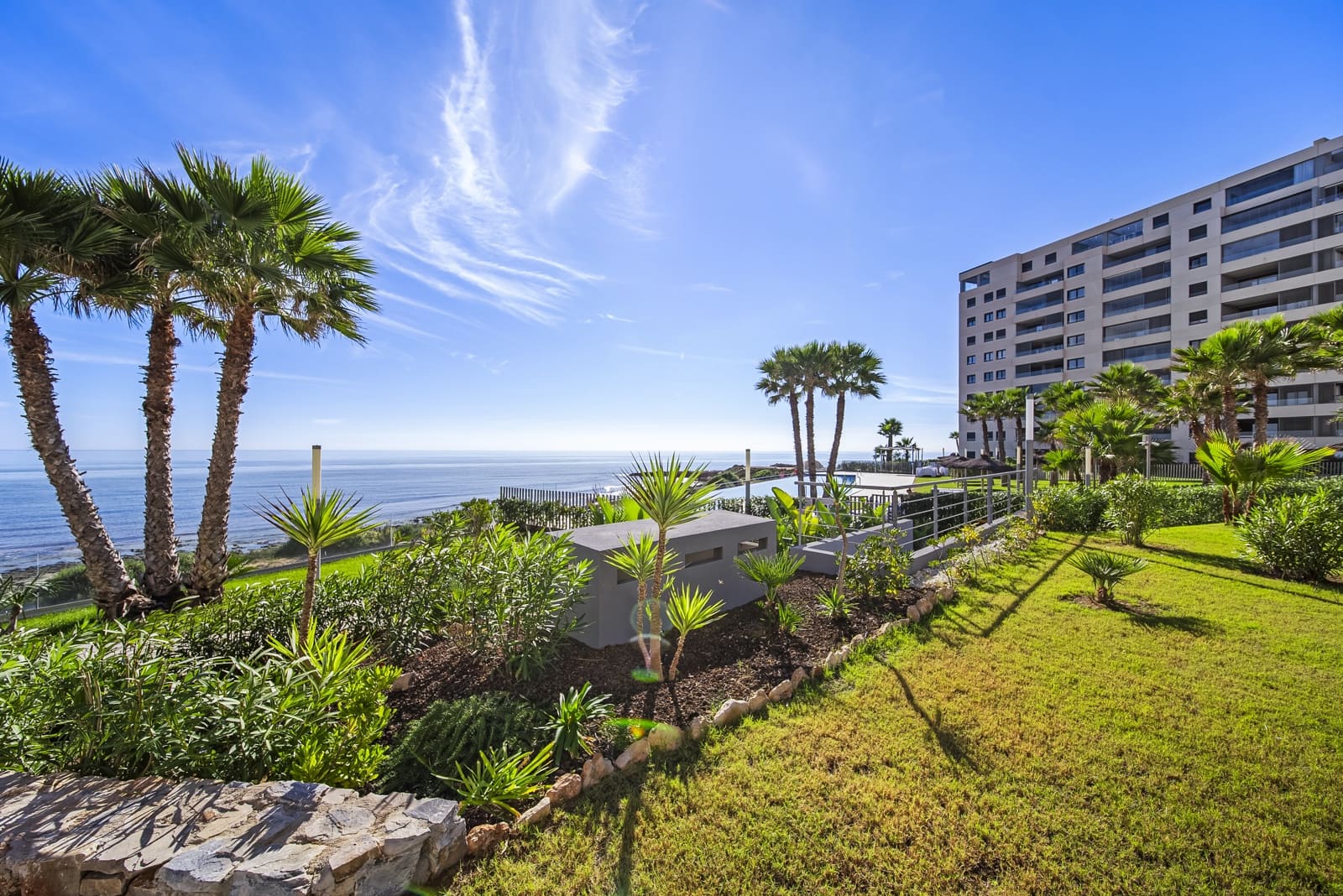 Apartamento de 3 habitaciones en Torrevieja en venta con piscina garaje - 599.000 € (Ref: 9783874)