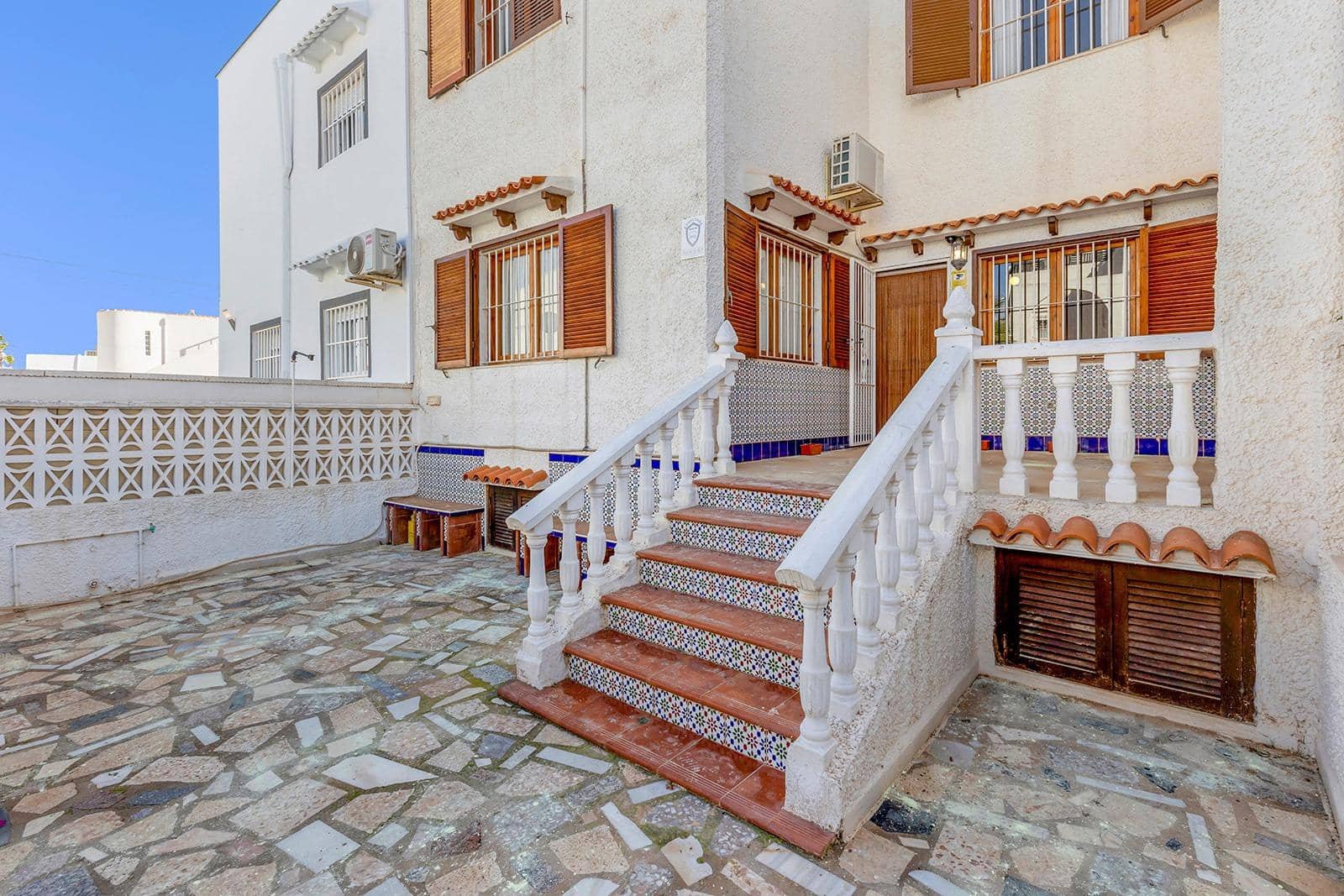 6 chambre Villa/Maison Mitoyenne à vendre à Torrevieja avec piscine - 179 000 € (Ref: 9797740)