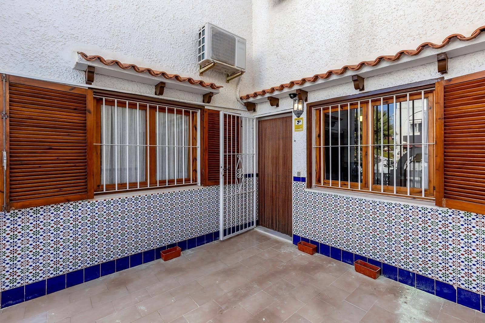 6 chambre Villa/Maison Mitoyenne à vendre à Torrevieja avec piscine - 179 000 € (Ref: 9797740)